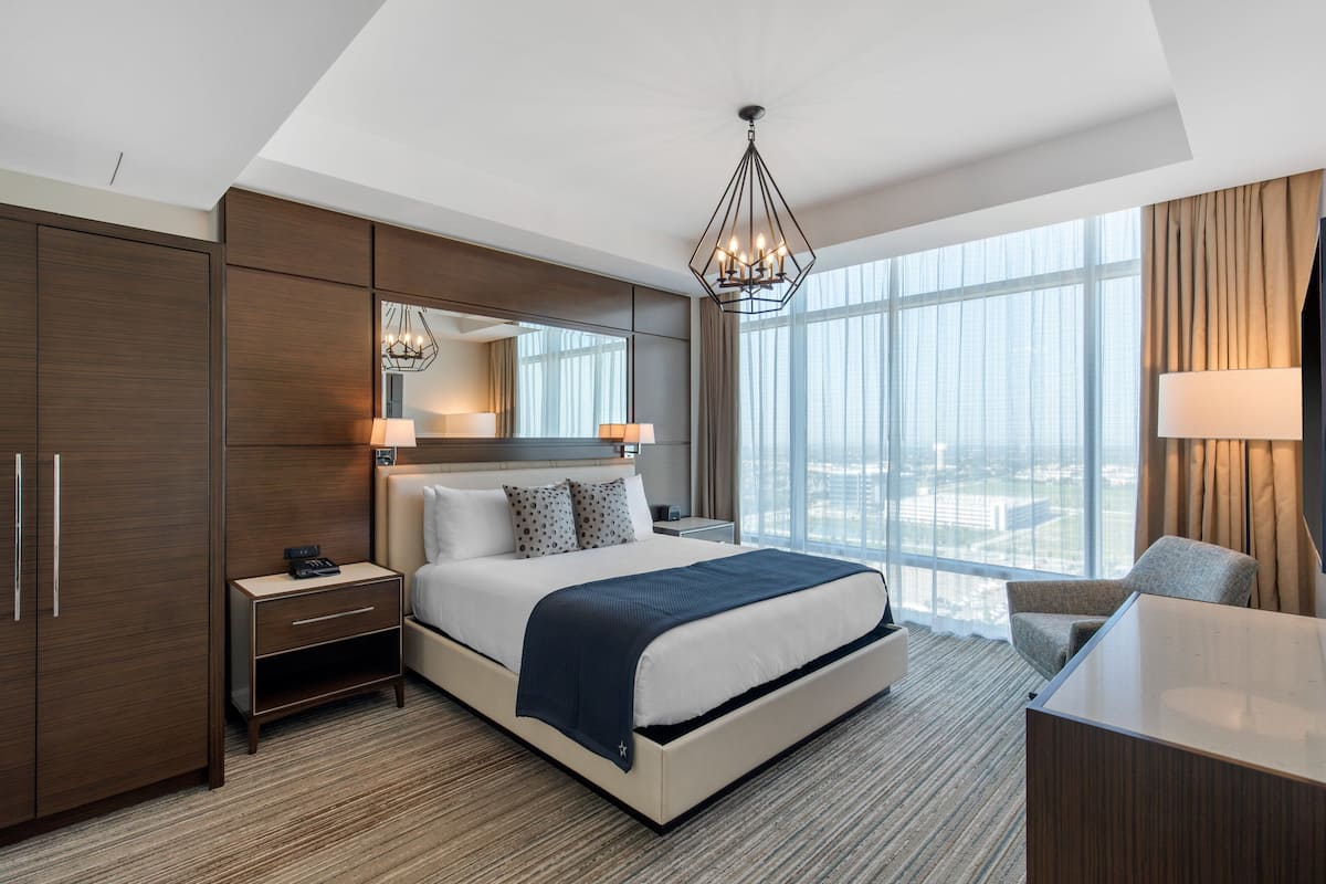 in-room safe, desk, laptop workspace, iron/ironing board