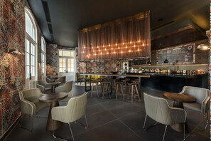 2 quầy bar/khu lounge, 3 quầy bar ngay sát hồ bơi 