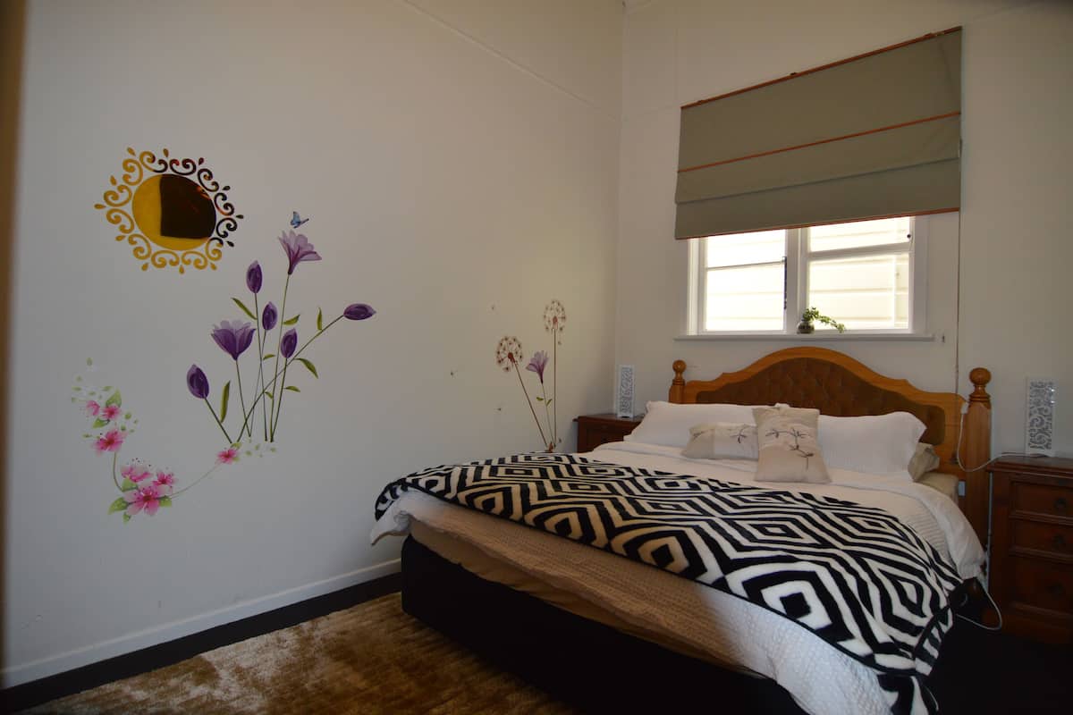 2 habitaciones y tabla de planchar con plancha