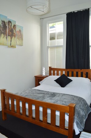 Bay House, 2 Bedrooms | 2 bedrooms, iron/ironing board, rollaway beds, free WiFi - Private Bay House (Wellington)