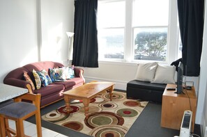 Ferienhaus, 2 Schlafzimmer, Strandblick (Bay House) | Wohnzimmer | Flachbildfernseher