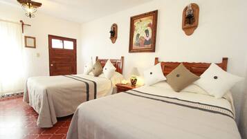 Classic-Vierbettzimmer, 2 Doppelbetten | 1 Schlafzimmer, Zimmersafe, individuell eingerichtet, Schreibtisch