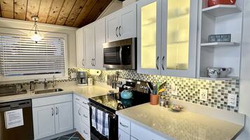 Frigorifero, microonde, forno, piano cottura