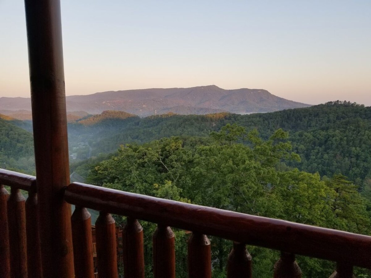 Free Daily Activities - Amazing Views - Theater - Game Room and Hot Tub