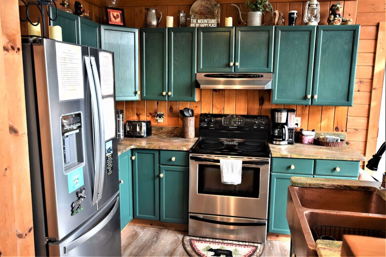 Jääkaappi, mikroaaltouuni, uuni, liesi