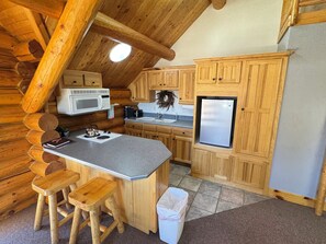 Fridge, microwave, stovetop, coffee/tea maker - Spacious 1 Bedroom Apartment On Quiet 20 Acres (Alton)