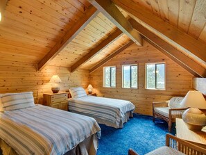 3 bedrooms, iron/ironing board, WiFi, bed sheets - Crow`s Nest - Fun Treetop Design (Leavenworth)