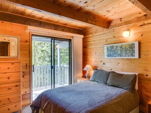 3 bedrooms, iron/ironing board, WiFi, bed sheets - Crow`s Nest - Fun Treetop Design (Leavenworth)