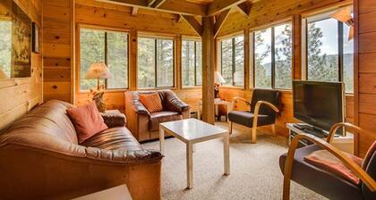 Crow's Nest Treehouse | Near Leavenworth