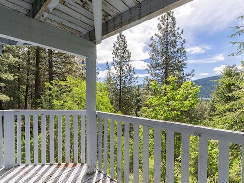 Crow's Nest Treehouse | Near Leavenworth