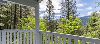 Crow's Nest Treehouse | Near Leavenworth
