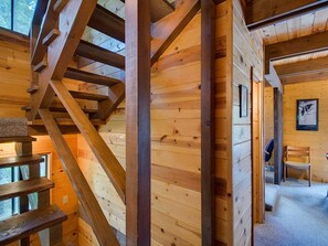 Interior - Crow`s Nest - Fun Treetop Design (Leavenworth)