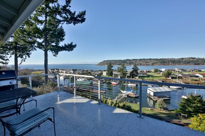 South Whidbey canal front, Indoor sauna, jacuzzi; community beach, kayaks!