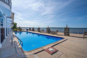 Alberca al aire libre y alberca climatizada