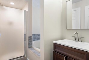 Bathtub, jetted tub, free toiletries, hair dryer