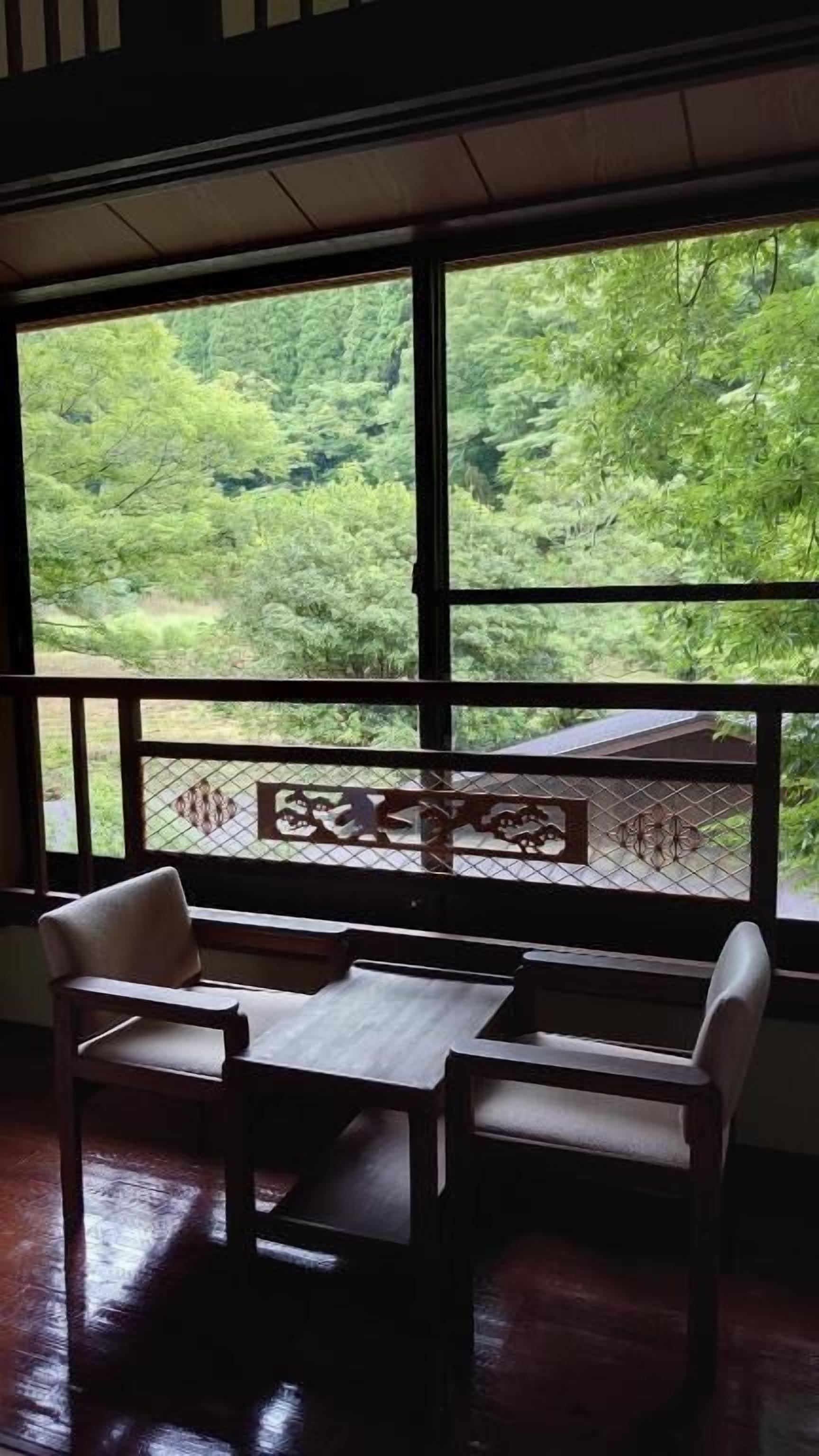 房內夾萬、免費 Wi-Fi、床單