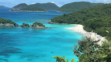 Playa en los alrededores, camastros y toallas de playa