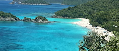 Una spiaggia nelle vicinanze, lettini da mare, teli da spiaggia