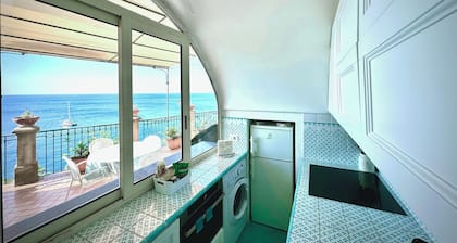 Romantic cottage, wide terrace overlooking the sea.