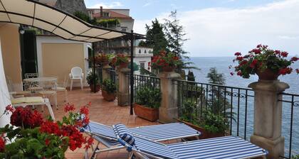 Romantic cottage, wide terrace overlooking the sea.
