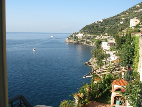 Romantic cottage, wide terrace overlooking the sea.