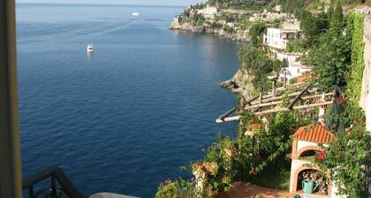 Romantic cottage, wide terrace overlooking the sea.