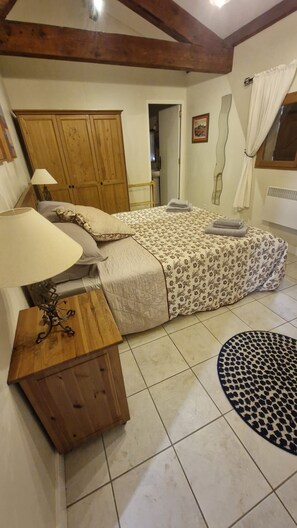4 bedrooms, desk, iron/ironing board, free WiFi