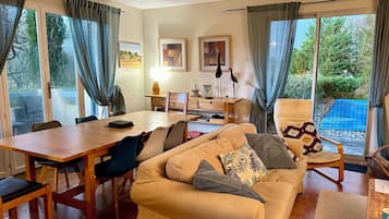 TV connectée, cheminée, lecteur de DVD, table de tennis de table