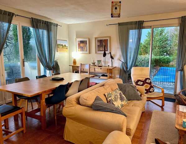 Smart-TV, Kamin, DVD-Player, Tischtennisplatte