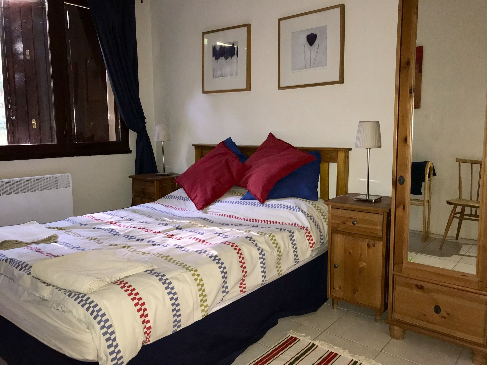 4 slaapkamers, een bureau, een strijkplank/strijkijzer, gratis wifi