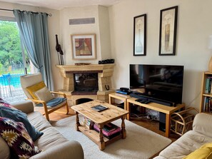 Smart TV, lareira, DVD player, mesa de pingue-pongue