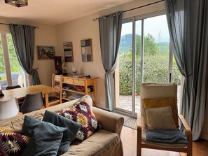 TV connectée, cheminée, lecteur de DVD, table de tennis de table