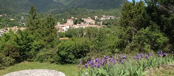 Villa aislada, gran jardín y piscina con vistas panorámicas a las montañas.