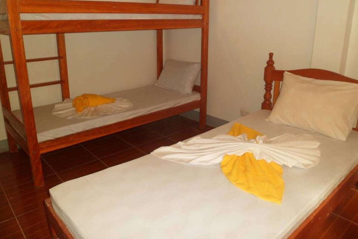Dreibettzimmer (1 Single and 1 Bunk)