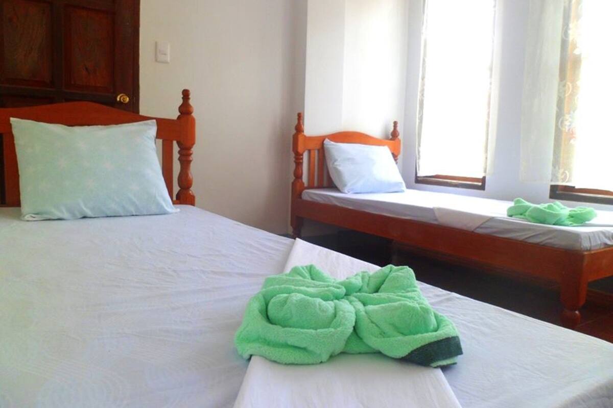 Camera tripla (1 Double and 1 Single) | Una scrivania