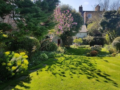 Beautiful large Georgian house with a big garden. Perfect for a family or two!