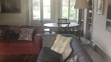 Smart TV, fireplace, DVD player, ping pong