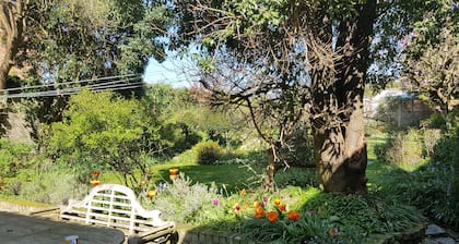Encantadora casa georgiana con gran jardín amurallado