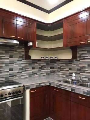 Frigorífico grande, horno, placa de cocina y hervidor eléctrico