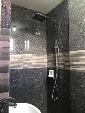 Ducha, artículos de higiene personal gratuitos y secador de pelo