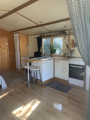 Refrigerador, horno, parrilla de estufa y cafetera y tetera 