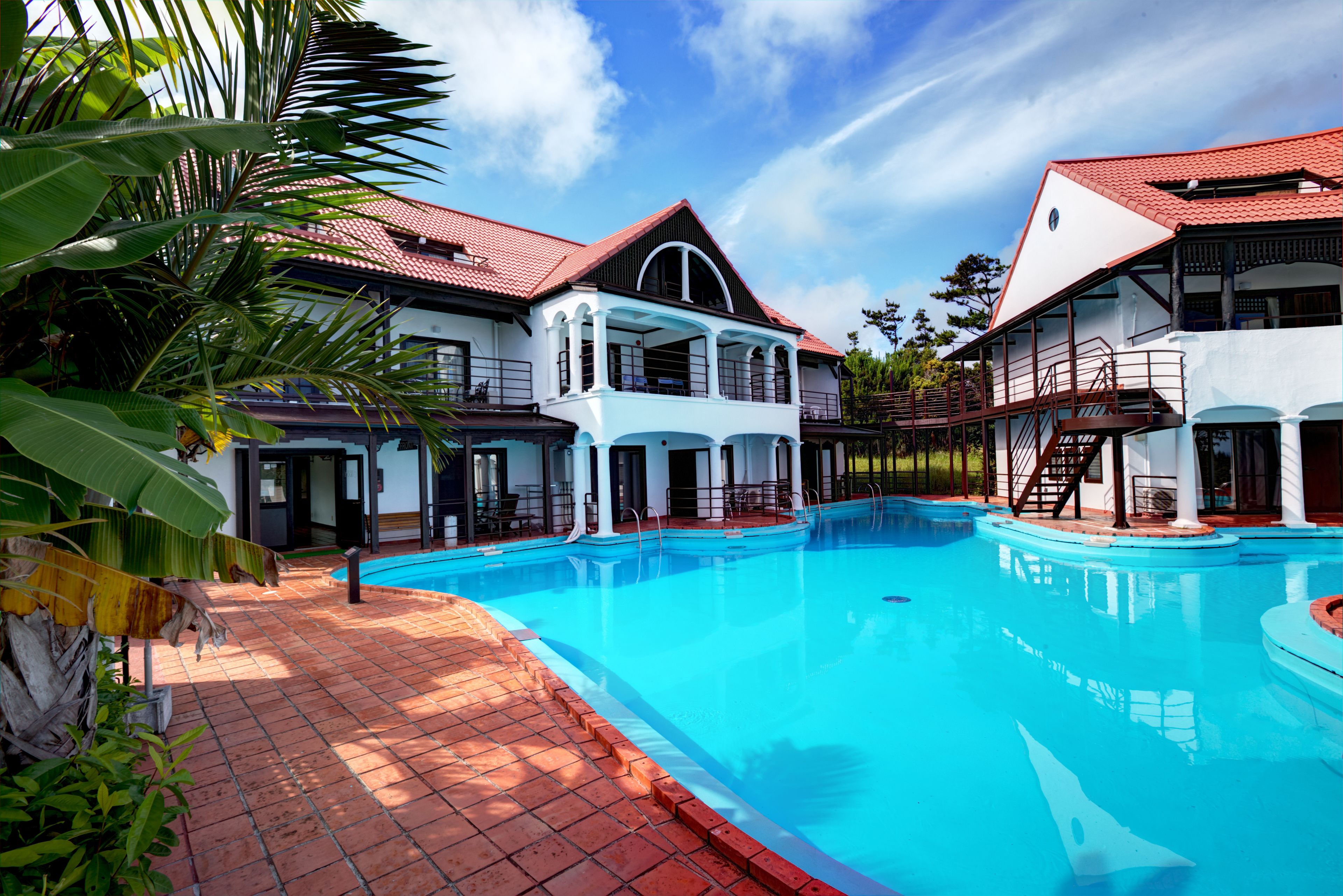 Außenpool (je nach Saison geöffnet), Sonnenschirme