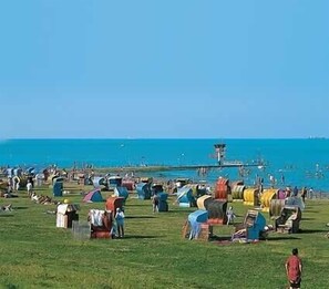 Property grounds - Holiday house, WiFi, close to the beach, max. 6 people, 80sqm, 3 bedrooms, barbecue area (Butjadingen)