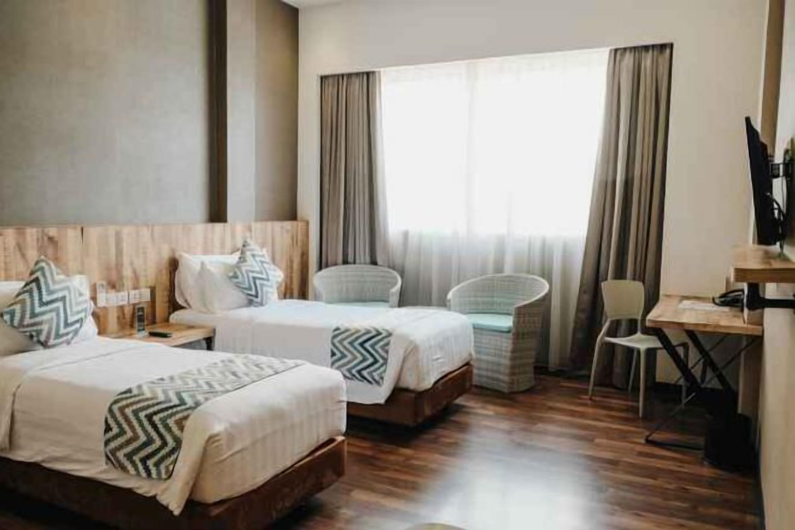 Bureau, rideaux d’obscurcissement, système d’insonorisation