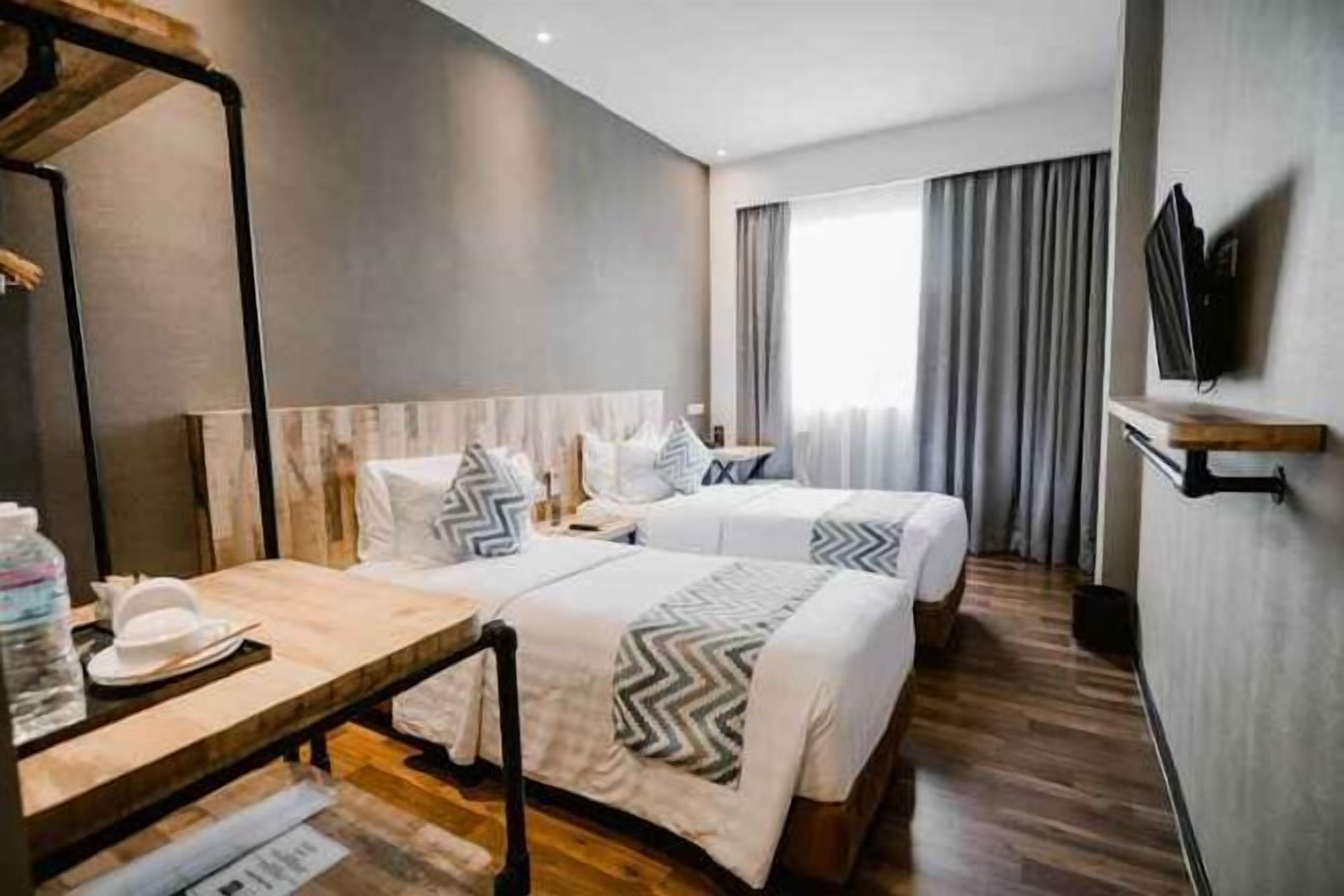 Escritorio, cortinas blackout, insonorización y wifi gratis 