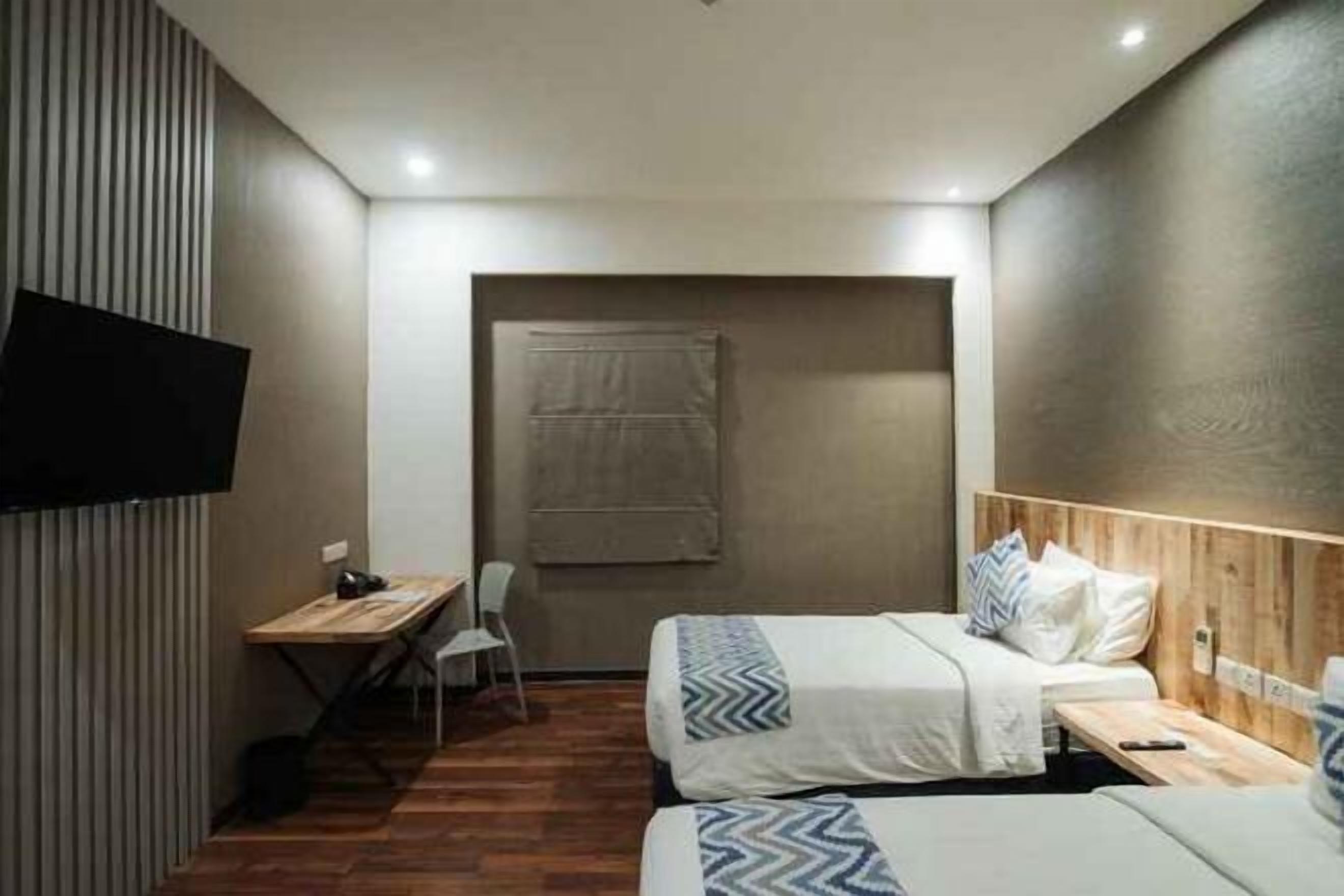 Schreibtisch, Verdunkelungsvorhänge, schallisolierte Zimmer