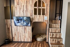 Happy Day Room | Meja kerja, tirai kedap cahaya, kedap suara, dan Wi-Fi gratis