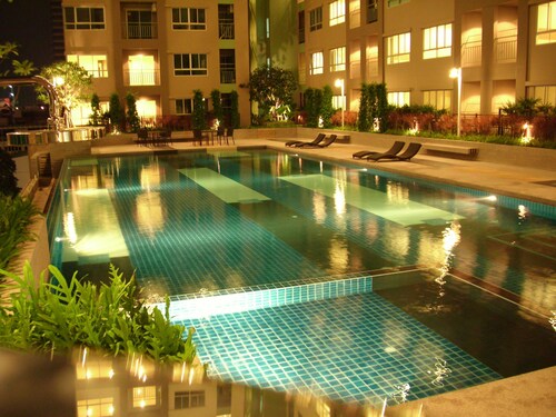 APARTMENT NEAR HISTORIC CENTRE OF BANGKOK IN LUXURY RESIDENCE WITH POOL