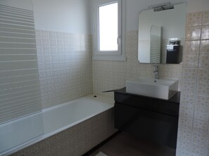 Bañera con ducha, secador de pelo