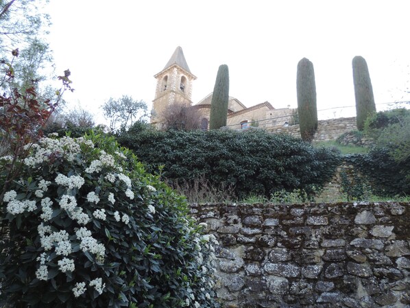 المنطقة المحيطة بالمنشأة